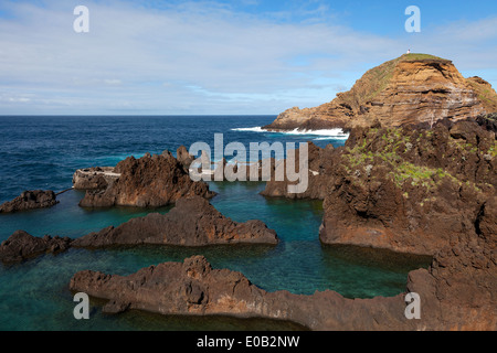 Lava naturale-piscine di roccia in Porto Moniz, Madeira, Portogallo Foto Stock