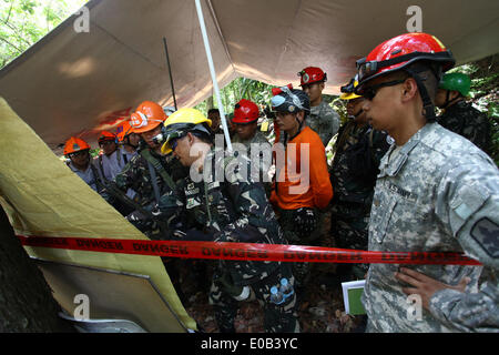 Visayas nelle Filippine. 8 apr, 2014. Soldato filippino e urban squadre di ricerca e soccorso discute un briefing con il Hawaii National Guard. Due settimane di RP-US Balikatan esercitazioni condotte da 25 il personale militare delle Hawaii National Guard, formazione 151 militari e civili di urban squadre di ricerca e soccorso dalle province di Cebu e Bohol, Filippine. La formazione continua è condotta presso la sede del Comando Centrale del Camp Lapulapu, Barangay Apas, Cebu City, Central Visayas nelle Filippine. © Chester Baldicantos/ZUMA filo/ZUMAPRESS.com/Alamy Live News Foto Stock