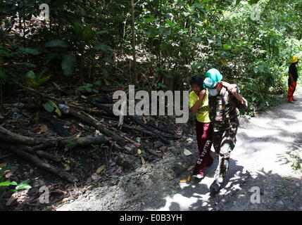 Visayas nelle Filippine. 8 apr, 2014. Un soldato filippino esegue una ricerca e un'operazione di salvataggio trapano. Due settimane di RP-US Balikatan esercitazioni condotte da 25 il personale militare delle Hawaii National Guard, formazione 151 militari e civili di urban squadre di ricerca e soccorso dalle province di Cebu e Bohol, Filippine. La formazione continua è condotta presso la sede del Comando Centrale del Camp Lapulapu, Barangay Apas, Cebu City, Central Visayas nelle Filippine. © Chester Baldicantos/ZUMA filo/ZUMAPRESS.com/Alamy Live News Foto Stock