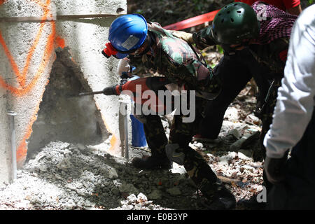 Visayas nelle Filippine. 8 apr, 2014. Soldati filippini eseguendo una ricerca e un'operazione di salvataggio trapano. Due settimane di RP-US Balikatan esercitazioni condotte da 25 il personale militare delle Hawaii National Guard, formazione 151 militari e civili di urban squadre di ricerca e soccorso dalle province di Cebu e Bohol, Filippine. La formazione continua è condotta presso la sede del Comando Centrale del Camp Lapulapu, Barangay Apas, Cebu City, Central Visayas nelle Filippine. © Chester Baldicantos/ZUMA filo/ZUMAPRESS.com/Alamy Live News Foto Stock