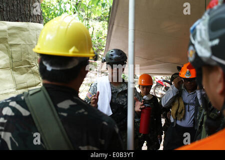 Visayas nelle Filippine. 8 apr, 2014. Un Hawaii National Guard conduce a un briefing per la ricerca e l'operazione di soccorso trapano. Due settimane di RP-US Balikatan esercitazioni condotte da 25 il personale militare delle Hawaii National Guard, formazione 151 militari e civili di urban squadre di ricerca e soccorso dalle province di Cebu e Bohol, Filippine. La formazione continua è condotta presso la sede del Comando Centrale del Camp Lapulapu, Barangay Apas, Cebu City, Central Visayas nelle Filippine. © Chester Baldicantos/ZUMA filo/ZUMAPRESS.com/Alamy Live News Foto Stock