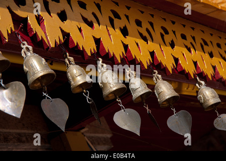 Santo campanelle al Wat Phra That Doi Suthep, Chiang Mai, Thailandia Foto Stock