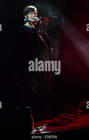 Milano Italia. 07Th Maggio 2014. Il cantante belga-cantautore MELANIE DE BIASIO esegue dal vivo presso il music club Alcatraz apertura della mostra di Agnes OBEL Credito: Rodolfo Sassano/Alamy Live News Foto Stock