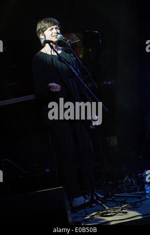 Milano Italia. 07Th Maggio 2014. Il cantante belga-cantautore MELANIE DE BIASIO esegue dal vivo presso il music club Alcatraz apertura della mostra di Agnes OBEL Credito: Rodolfo Sassano/Alamy Live News Foto Stock