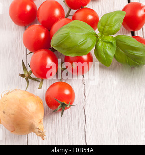 Pomodoro ciliegino di cottura degli alimenti gli ingredienti preparazione in cucina Foto Stock