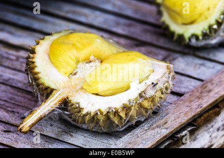 Thailandia, Phang Nga, mercato settimanale vicino Khuekkhak, confezionate frutta Durian Foto Stock