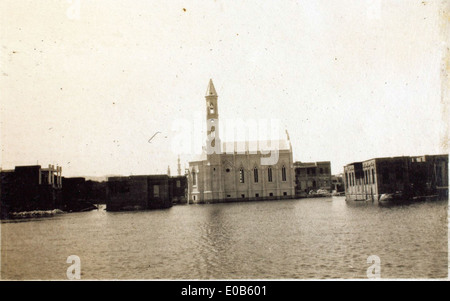La fotografia di Edwin Newman cattura una chiesa greca in Iraq, scattata durante il suo periodo in Medio Oriente con la Royal Air Force (RAF). L'immagine riflette l'intersezione tra presenza militare e cultura locale nella regione. Foto Stock