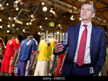 Fuerth, Germania. 08 Maggio, 2014. Presidente del consiglio di amministrazione del tedesco azienda di abbigliamento sportivo adidas Herbert Hainer colloqui presso la adidas riunione generale in Fuerth, Germania, 08 maggio 2014. Foto: DANIEL KARMANN/dpa/Alamy Live News Foto Stock