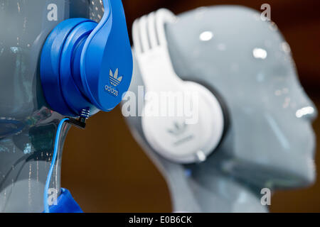 Fuerth, Germania. 08 Maggio, 2014. Il logo del tedesco azienda di abbigliamento sportivo adidas è visto sulle cuffie all'adidas riunione generale in Fuerth, Germania, 08 maggio 2014. Foto: DANIEL KARMANN/dpa/Alamy Live News Foto Stock