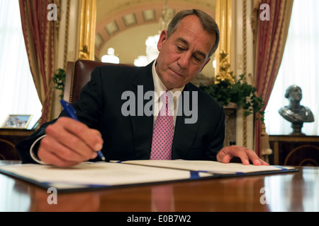 Noi House Speaker John Boehner segni l'Ucraina bipartisan aiuti bill prima di inviarlo alla Casa Bianca per azione finale dal Presidente il 30 aprile 2014 a Washington, DC. Foto Stock