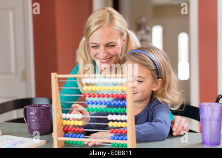 Madre e figlia giovane con abacus Foto Stock