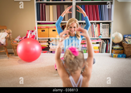 Madre e figlia giovane pratica di balletto in salotto Foto Stock