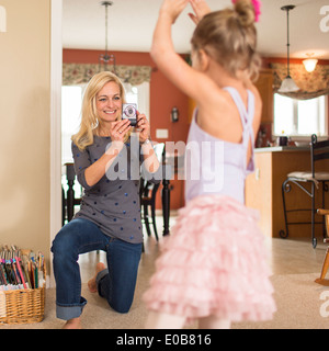 Madre di fotografare la figlia in posa di balletto Foto Stock