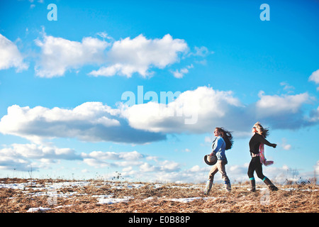 Due donne mature godendo un esilarante a piedi Foto Stock