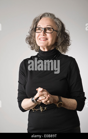 Ritratto di donna senior, guardando verso l'alto Foto Stock