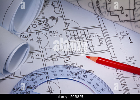 Architetto del piano di una casa di abitazione. Disegni e progetti di un architetto., Bauplan fuer ein Wohnhaus. Zeichnungen und Plaene ei Foto Stock