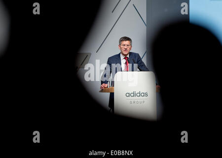 Fuerth, Germania. 08 Maggio, 2014. Presidente del consiglio di amministrazione del tedesco azienda di abbigliamento sportivo adidas Herbert Hainer parla alla adidas riunione generale in Fuerth, Germania, 08 maggio 2014. Foto: DANIEL KARMANN/dpa/Alamy Live News Foto Stock