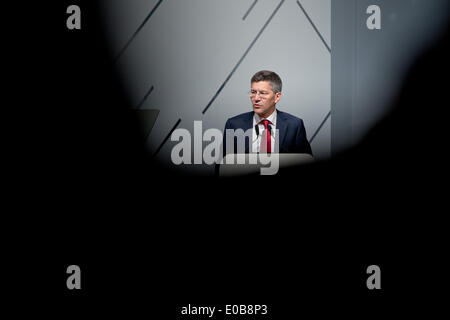 Fuerth, Germania. 08 Maggio, 2014. Presidente del consiglio di amministrazione del tedesco azienda di abbigliamento sportivo adidas Herbert Hainer parla alla adidas riunione generale in Fuerth, Germania, 08 maggio 2014. Foto: DANIEL KARMANN/dpa/Alamy Live News Foto Stock