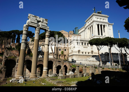 Italia, Roma, foro di Cesare, tempio di Venere Genitrice e Vittoriano Foto Stock