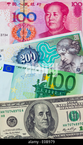 Chinesiche yuan. Eurpaeische eurobank note. Dollaro americano. Corone danesi, Chinesiche Yuan. Eurpaeische Euro-geldscheine. Amer Foto Stock