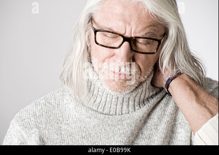 Ritratto di uomo maturo, gli occhi chiusi, mano sulla testa Foto Stock