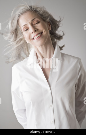 Donna matura sorridente Foto Stock