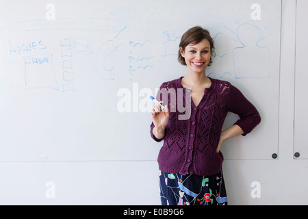 Ritratto di giovane donna di fronte della presentazione con lavagna Foto Stock