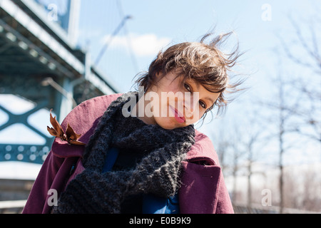 Ritratto di giovane donna sporgendoti Foto Stock