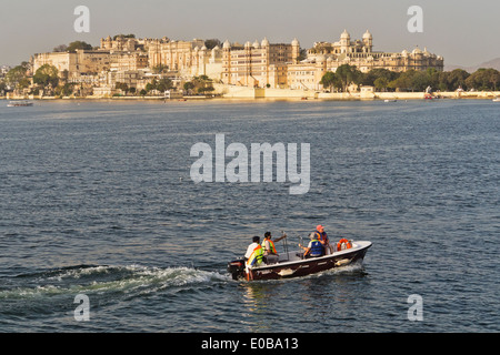 Turisti che si godono un viaggio in barca sul lago Pichola, Udaipur, Rajasthan, India Foto Stock