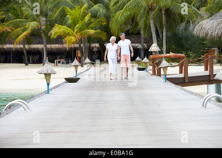 Coppia senior camminando sul pontile in legno Foto Stock