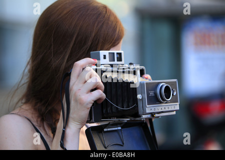 Donna fotografo con una vecchia macchina fotografica Foto Stock