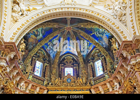 Affreschi sul soffitto sopra l'alto Alter nella Cattedrale di Valencia Foto Stock