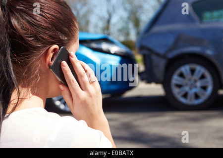 Autista rendendo telefonata dopo incidente stradale Foto Stock