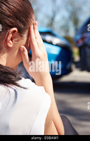 Autista rendendo telefonata dopo incidente stradale Foto Stock