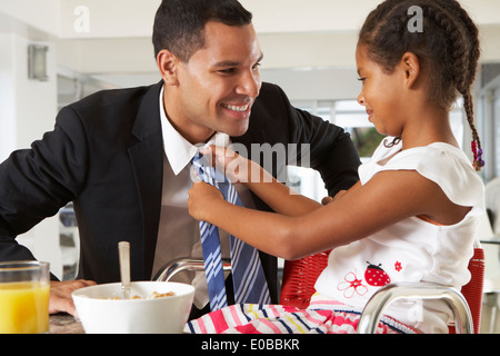 Raddrizza figlia del padre prima di cravatta Egli lascia per lavoro Foto Stock