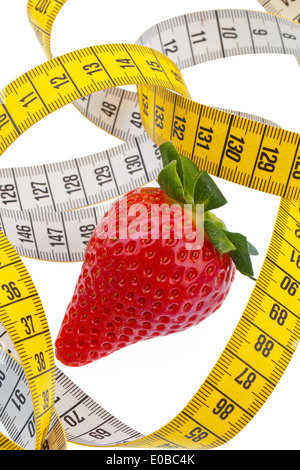 La fragola e un nastro di dimensione per il successo della dieta. Su sfondo bianco, Erdbeere und ein Massband fuer erfolgreiche Diaet. Auf Foto Stock