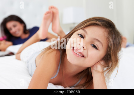 Madre e bambini relax nel letto pigiami da indossare Foto Stock