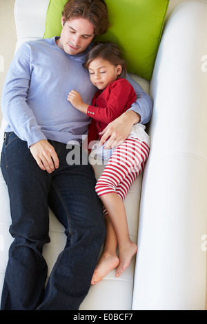 Vista aerea del padre e figlia rilassante sul divano Foto Stock