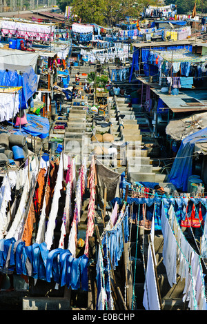 Città bucato in base di fronte di salita di blocchi di appartamenti dove Hotel servizio lavanderia è lavato ed essiccato nel sole caldo,Bombay,Mumbai,l'India Foto Stock