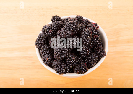 Una vaschetta di colore bianco pieno di fresco, more mature Foto Stock