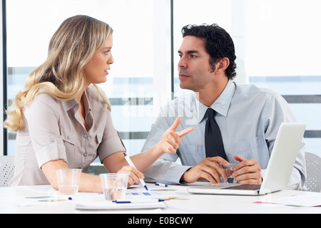 Imprenditore e imprenditrice riunione in ufficio Foto Stock