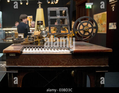 Berlino, Germania. 08 Maggio, 2014. Una storica telegraph è in esposizione presso la mostra "Reti di guerra' presso il Museo della comunicazione di Berlino, Germania, 08 maggio 2014. Foto: JULIA MUELLER/dpa/Alamy Live News Foto Stock