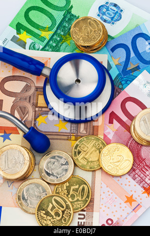 Stethoskop e dieci euro della banca nota. Costi al medico. Selfkeep., Stethoskop und zehn Euro Geldschein. Kosten beim Arzt. Se Foto Stock