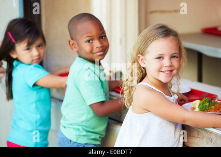 Gli alunni elementari raccolta pranzo sano nella caffetteria Foto Stock