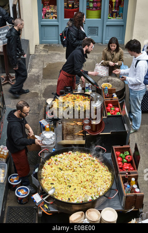 La Hola Paella cibo stallo nella costruzione del mercato di Covent Garden di Londra, Regno Unito Foto Stock