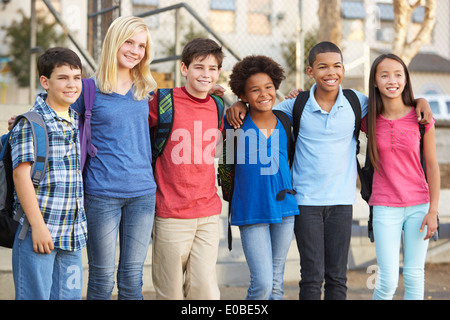 Gruppo di alunni elementari al di fuori aula Foto Stock