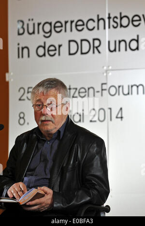 Bautzen, Germania. 08 Maggio, 2014. Il tedesco il cantante-cantautore Wolf Biermann parla durante il venticinquesimo Bautzen Forum della Fondazione Friedrich Ebert sui movimenti per i diritti civili nella ex Repubblica democratica tedesca e l'Europa orientale di Bautzen, Germania, 08 maggio 2014. In serata Biermann si esibiranno in una ex prigione del membro del servizio di sicurezza dell'ex RDT di Bautzen. Foto: MATTHIAS HIEKEL/dpa/Alamy Live News Foto Stock