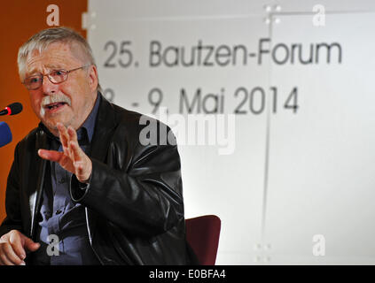 Bautzen, Germania. 08 Maggio, 2014. Il tedesco il cantante-cantautore Wolf Biermann parla durante il venticinquesimo Bautzen Forum della Fondazione Friedrich Ebert sui movimenti per i diritti civili nella ex Repubblica democratica tedesca e l'Europa orientale di Bautzen, Germania, 08 maggio 2014. In serata Biermann si esibiranno in una ex prigione del membro del servizio di sicurezza dell'ex RDT di Bautzen. Foto: MATTHIAS HIEKEL/dpa/Alamy Live News Foto Stock