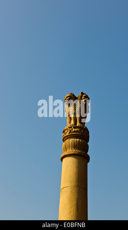 Ashoka Stambh indiano emblema nazionale,sulla collina di Malabar,che compare su tutti i 20 rupee moneta note, Mumbai,Bombay, India Foto Stock