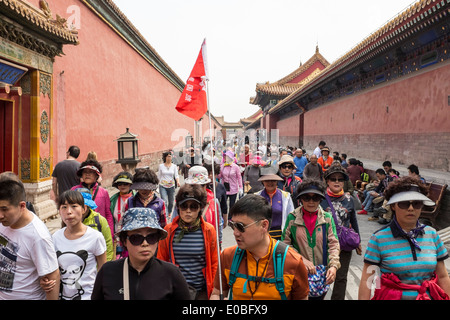 I turisti cinesi sono visibili nella Città Proibita, a Pechino, Cina Foto Stock